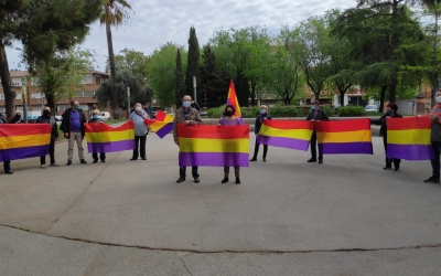 Membres de Podem a la plaça de les Dones del Tèxtil, en l'aniversari de la Segona República | Pau Duran